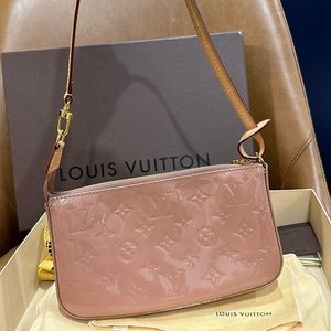 Louis Vuitton patent leather pochette leather handbag great condition in rose